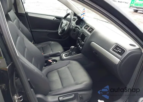 2014 Volkswagen Jetta 1.8T Se z USA, uszkodzony, nr VIN 3VWD17AJ5EM427108